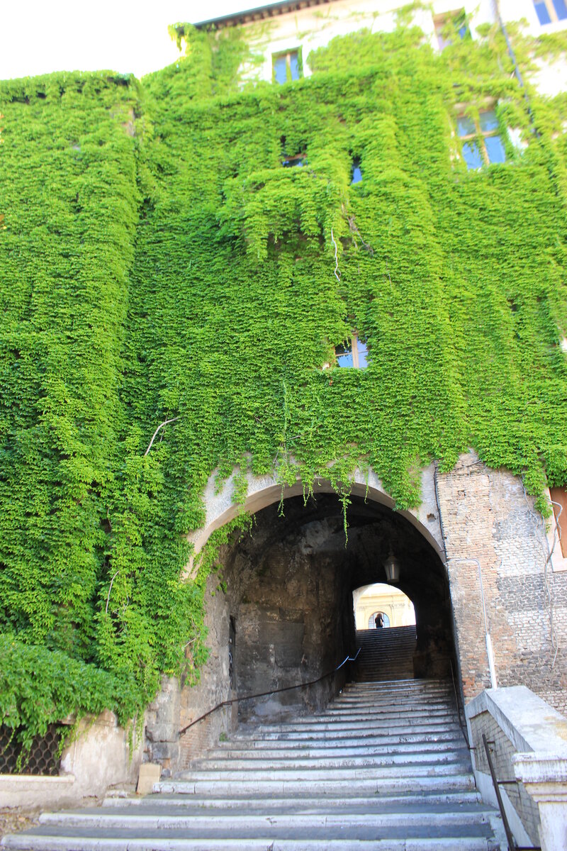 Лестница под аркой дома Борджа.