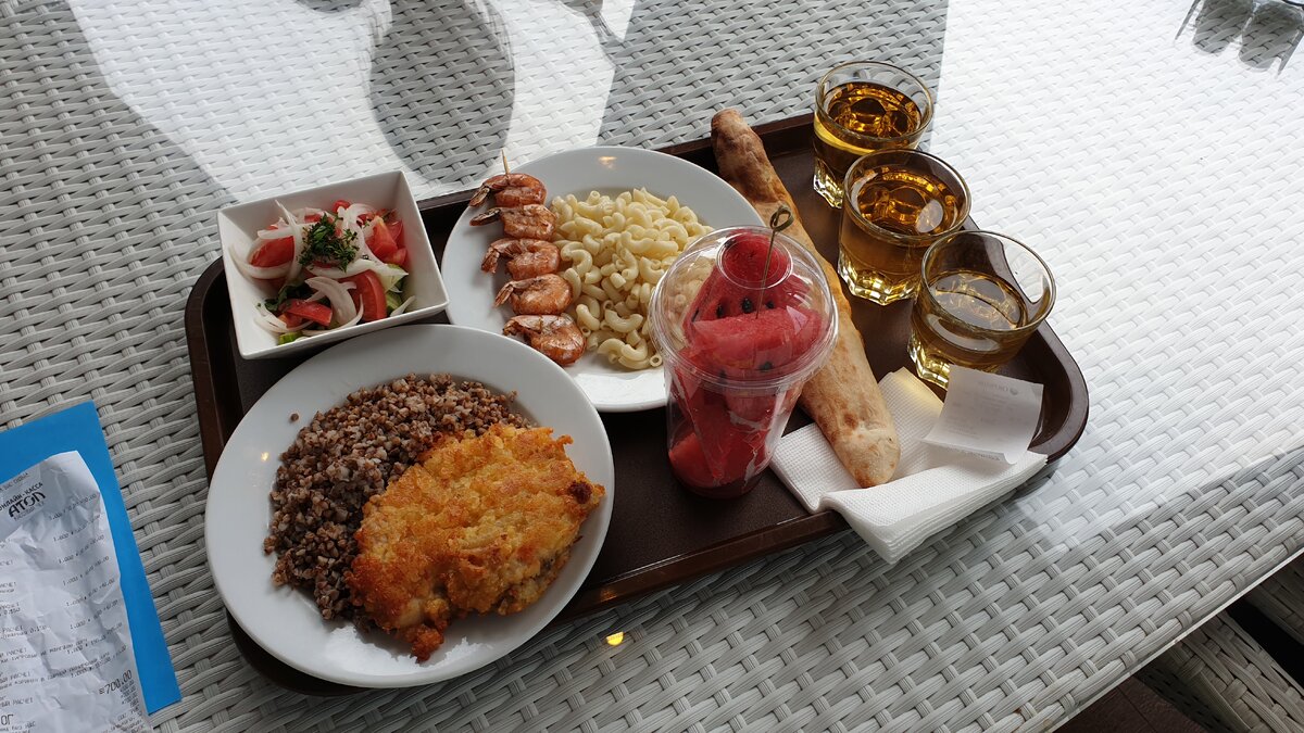 обеды сочи. завтрак на набережной. традиционные блюда сочи. еда в кафе. че харчо сочи приморская.