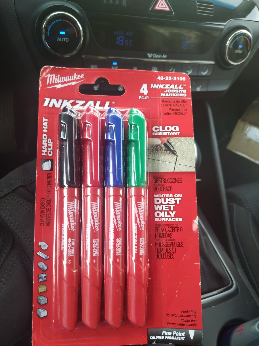 Маркеры поставляются вот в таком блистере. Много рекламных словечек. Все как обычно. 