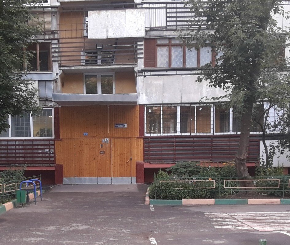 Лавочка у старого дома, но многоэтажного (16 этажей).