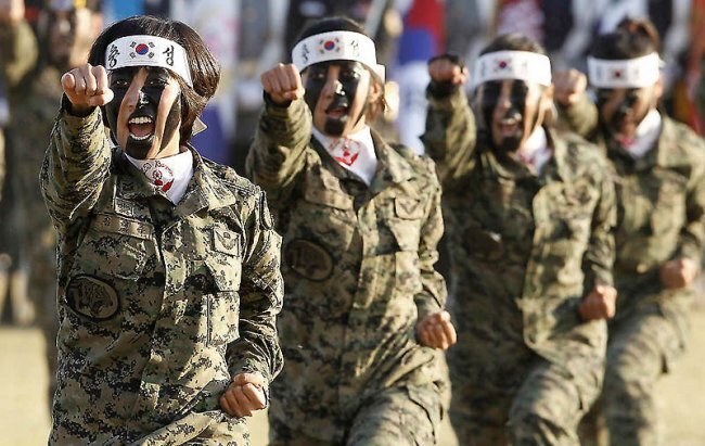 Корейская армия – третья в Азии по численности – 630 тысяч военных. В стране очень высокий показатель количества военнослужащих на тысячу жителей – 14,2 чел. Оборонный бюджет Кореи — $33,7 млрд. 

