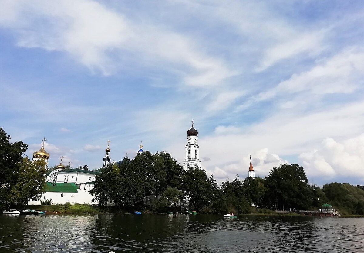 Вид на Раифский монастырь с озера