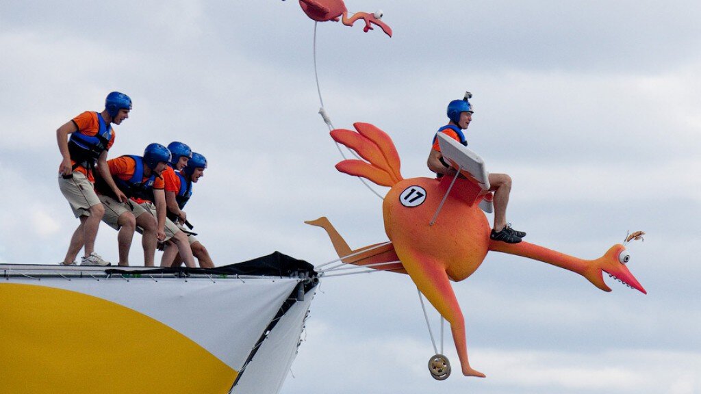 Окрыляющие праздники. Фестиваль летательных аппаратов Red bull. Red bull Flugtag. Red bull флюгтаг. Ред Булл флюгтаг летательные аппараты.