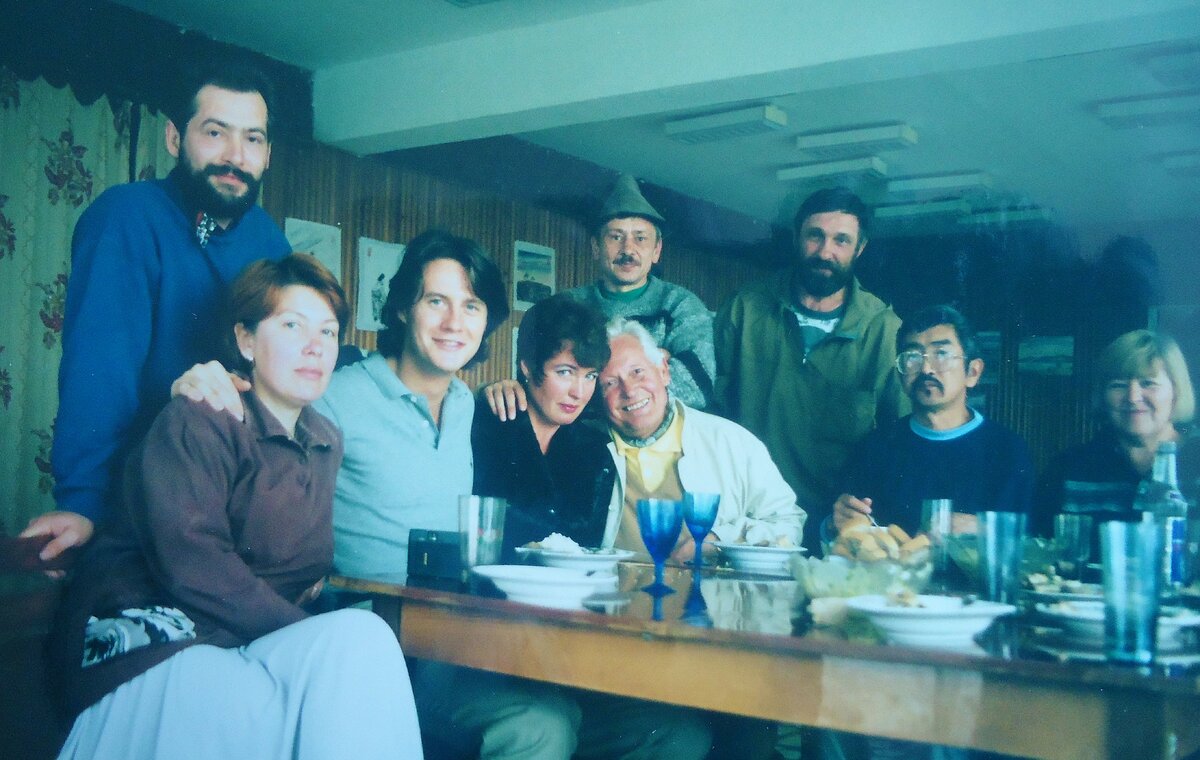 В Доме творчества Байкал: Игорь и Алла Ширшковы, Александр Милан (руководитель аукционного дома "Друо"в Париже, Марина Несынова, Клод Робер (эксперт аукционного дома "Друо" в Париже), Анатолий Фалеев,Николай Статных, Арвис Намнандорж(монгольский художник), Людмила Статных.