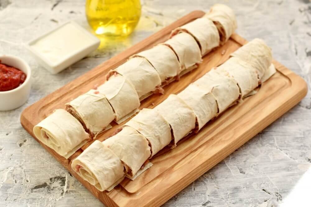 ещё проще берём тонкий лаваш и наносим фарш уже на него закручиваем и нарезаем его на кусочки разбиваем яйцо и перемешиваем и обжариваем на очень сильно и хрустящая они получились сочными и мясо внутри очень много