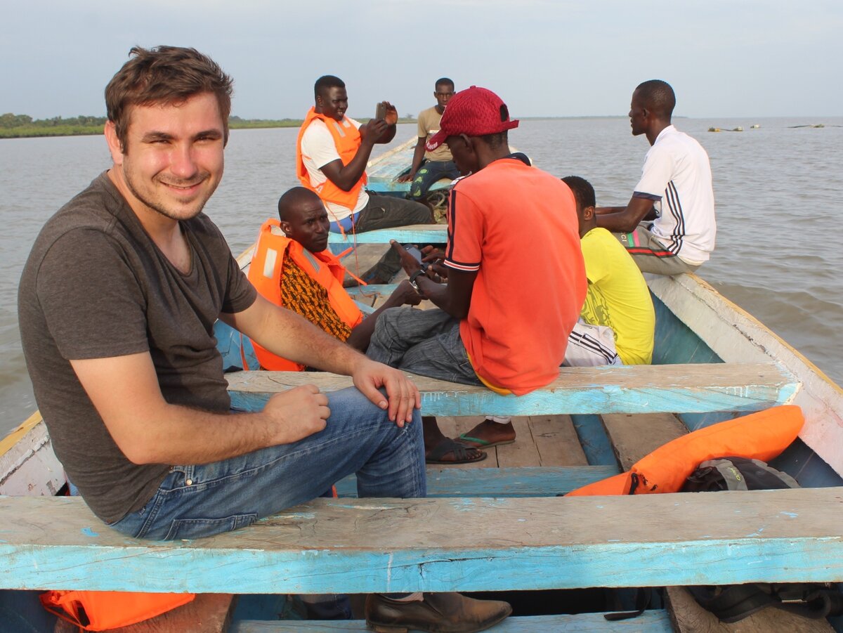 Плывём по реке Гамбия к острову.