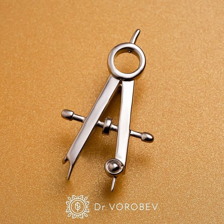 Брошь "Циркуль" gold. Размер: 29*16 мм. Фото @dr.vorobev