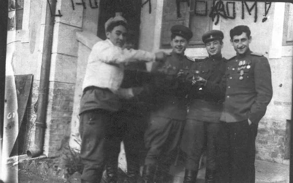Михаил Фишман с боевыми товарищами. Осень 1943 года