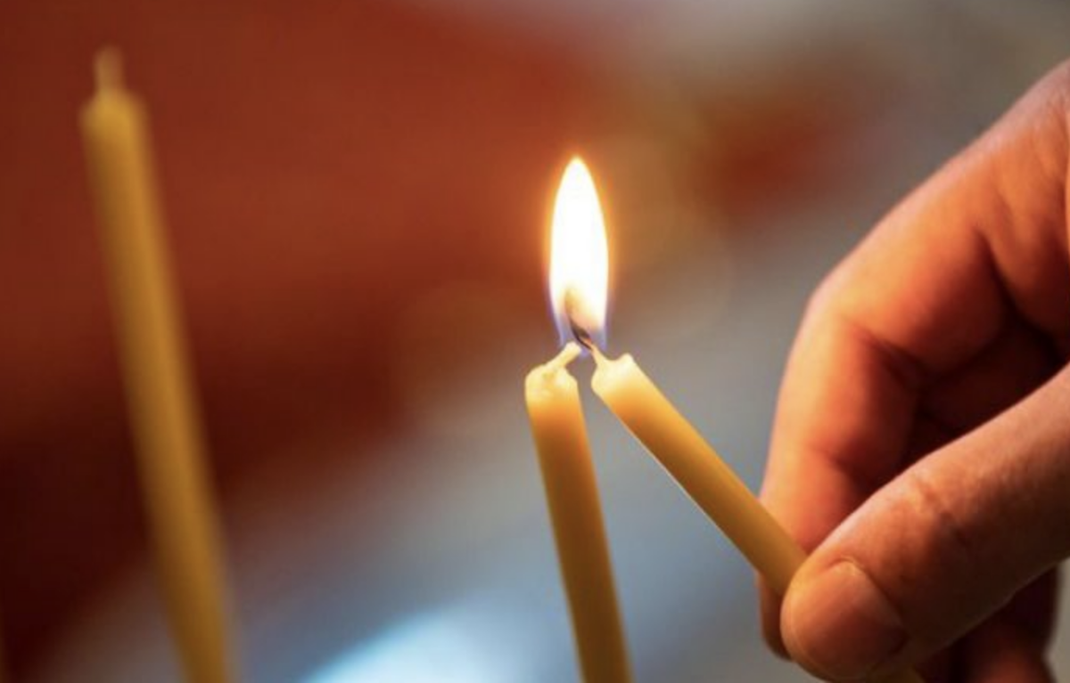 церковь руки со свечой. горящие свечи в храме. церковная свеча в руке. свечка в руке в церкви. люди со свечами в храме.