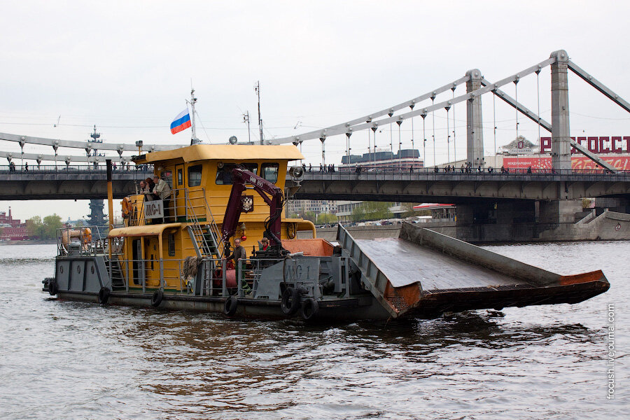 Причал крымский мост как добраться. Причал Крымский мост. Флот Мосводостока - земснаряд на Москве-реке. Технический флот Мосводосток.