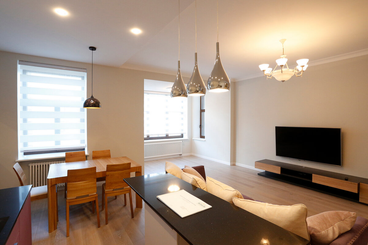 Гостиная в пастельных тонах с деревянной мебелью