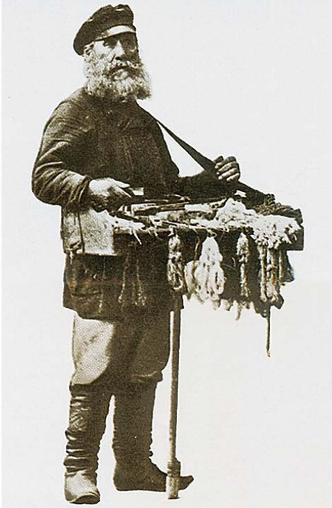 В старину: бродячий торговец, продававший по деревням мануфактуру, галантерею, книжки и т. п., коробейник.