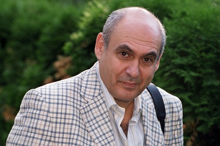  
Ян Арлазоров.
Ян Арлазоров своими импровизациями и шутками мог любого заставить смеяться до слез. Зрителям казалось, что в жизни он такой же веселый и яркий, как на сцене. Трудно было представить себе, что за кулисами комический актер превращается в обыкновенного уставшего человека с грустными глазами. Ян Арлазоров, допустивший единственную ошибку в своей личной жизни, вынужден был расплачиваться за нее до конца дней.
