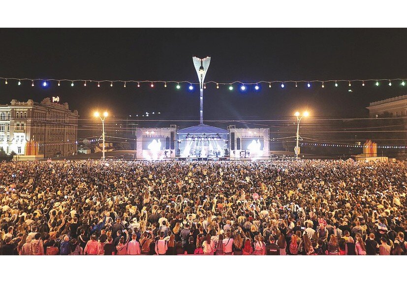 Хедлайнеры фестиваля – рэпер Баста и группа «Две Маши». Окончится гала-концерт традиционным фейерверком, который запланирован на 22:00. 