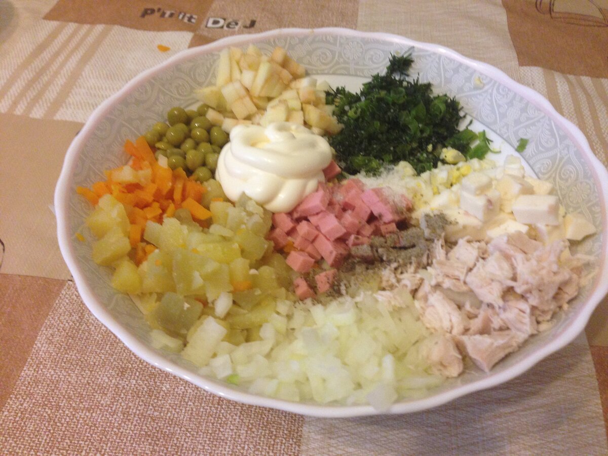 Все ингредиенты смешать, добавить специи и заправить майонезом!