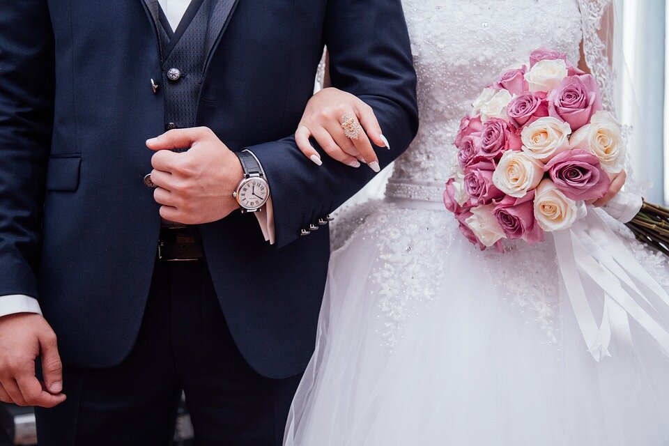https://pixabay.com/photos/people-couple-man-guy-woman-2595862/