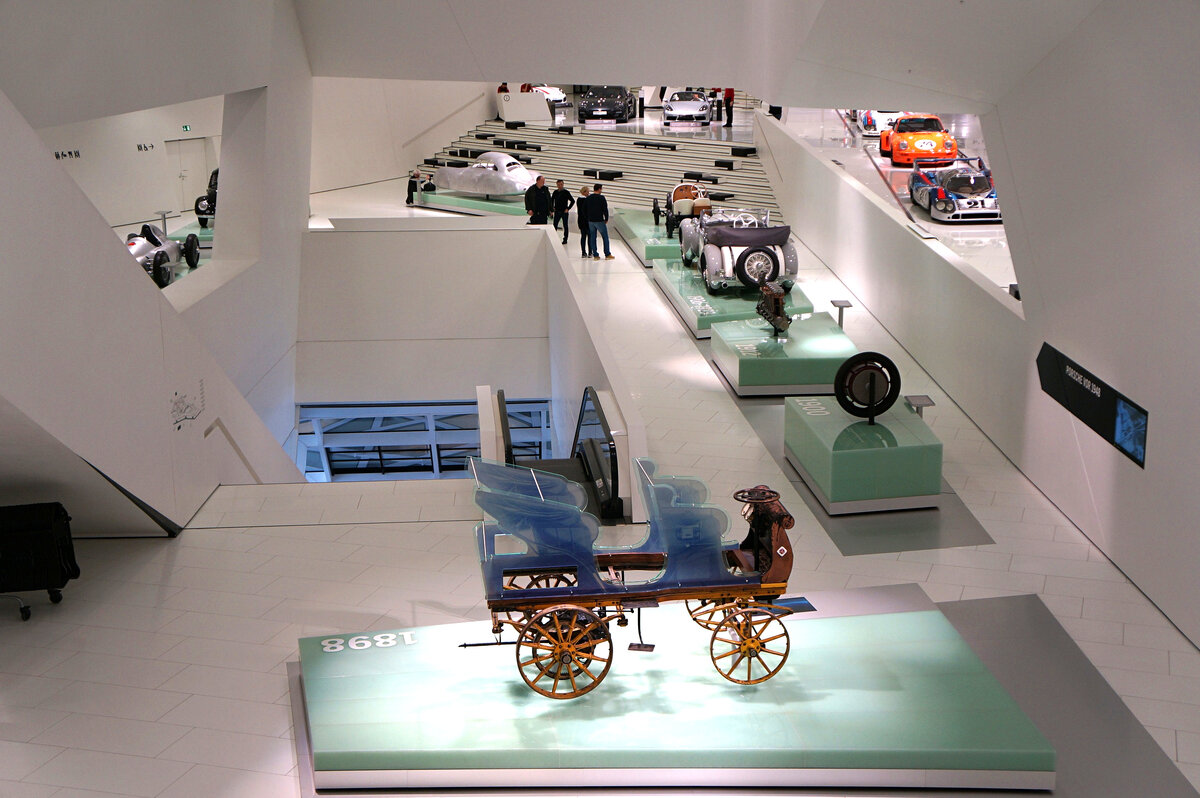 В музее представлены и довоенные работы Фердинанда Порше, а вот его первый "народный автомобиль" стоит в другом музее.