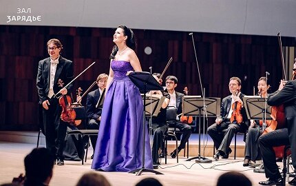  Одним из первых в осенней афише зала «Зарядье» стал концерт румынской сопрано Аделы Захарии и оркестра «Камерата Зальцбург»