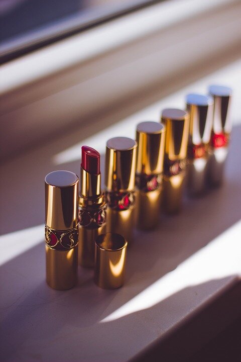 https://cdn.pixabay.com/photo/2016/11/19/13/06/lipstick-1839180_960_720.jpg