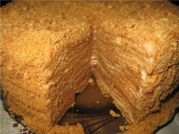 Ингредиенты:

Для медового бисквита (форма 20 см. в диаметре):

● 3 крупных яйца (комнатной t)

● 100 г сахара

● 100 г меда

● 1 ч ложка соды

● 150 г муки

Для сиропа:

● 1 ч ложку меда растворить в

● 100 мл теплой воды, остудить.

Для крема:

● 300 мл охлажденных сливок жирностью 33-35% взбить с

● 300 г вареной сгущенки - до загустения.

Приготовление:

Яйца с сахаром (в стационарном миксере) взбиваем в пышную белую массу.Пока взбиваются яйца, занимаемся медом: помещаем в кастрюльку мед с содой, и при постоянном помешивании (2 -3 мин) на среднем огне доводим медово-содовую смесь до красивого янтарного цвета. Убираем кастрюльку с плиты (за это время яйца с сахаром уже хорошо взбились) и вмешиваем горячий мед (по одной ложке) в взбитые с сахаром яйца, постоянно размешивая, чтобы яйца не свернулись.

В несколько приемов, через сито, добавляем муку в яично-медовую смесь. Аккуратно и быстро, складывающими движениями (чтобы не разрушить воздушность взбитых яиц) перемешиваем тесто спатулой/венчиком после каждого добавления муки.

Получается легкое, воздушное тесто, по консистенции напоминающее бисквитное.

Тесто сразу выливаем в форму, смазанную маслом и прокручиваем форму вокруг своей оси, чтобы в тесте образовалась небольшая воронка (тогда на готовом бисквите не будет шапочки).

Отправляем форму с тестом в разогретую духовку. Выпекаем бисквит 40 минут при t -160" (ориентируйтесь по своей духовке). Проверка - сухая зубочистка.Остывший бисквит разрезаем на 3 коржа. Каждый корж пропитываем сиропом и смазываем кремом. На верх и бока торта наносим крем и обсыпаем готовый торт бисквитной крошкой (или украшаем по своему вкусу). Можно дать тортику настояться в холодильнике, а можно кушать сразу.

Приятного чаепития!






