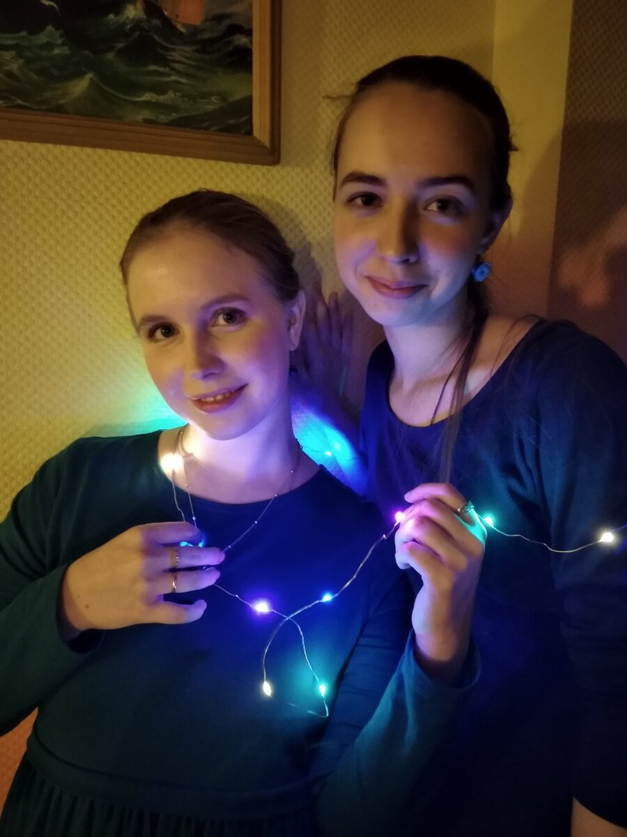 Я и Аня:-) выросла малышка и больше не плачет на рождественских ёлках:-)))