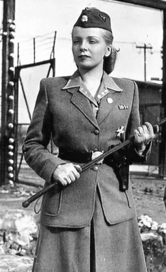 Ирма Грезе с хлыстом. Источник: Яндекс-картинки.