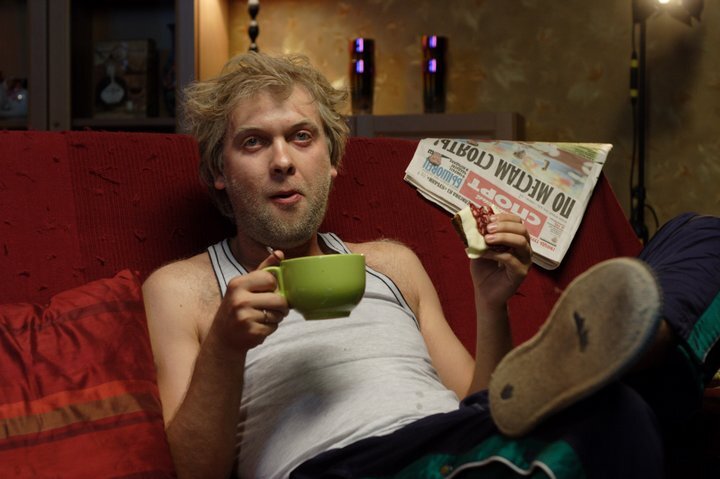 Известный персонаж Камеди любит тоже сидеть на диване😂