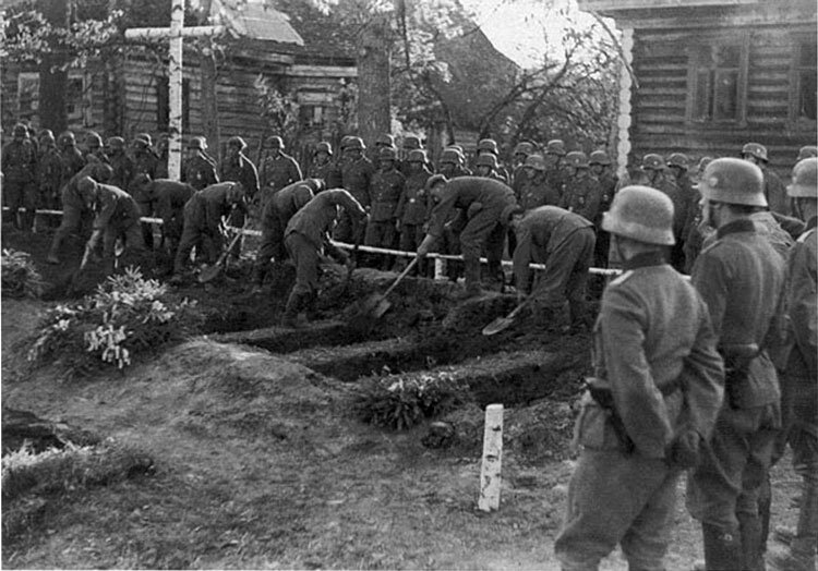 Фото из интернета. Немцы собираются хоронить своих. Волховский фронт 1942