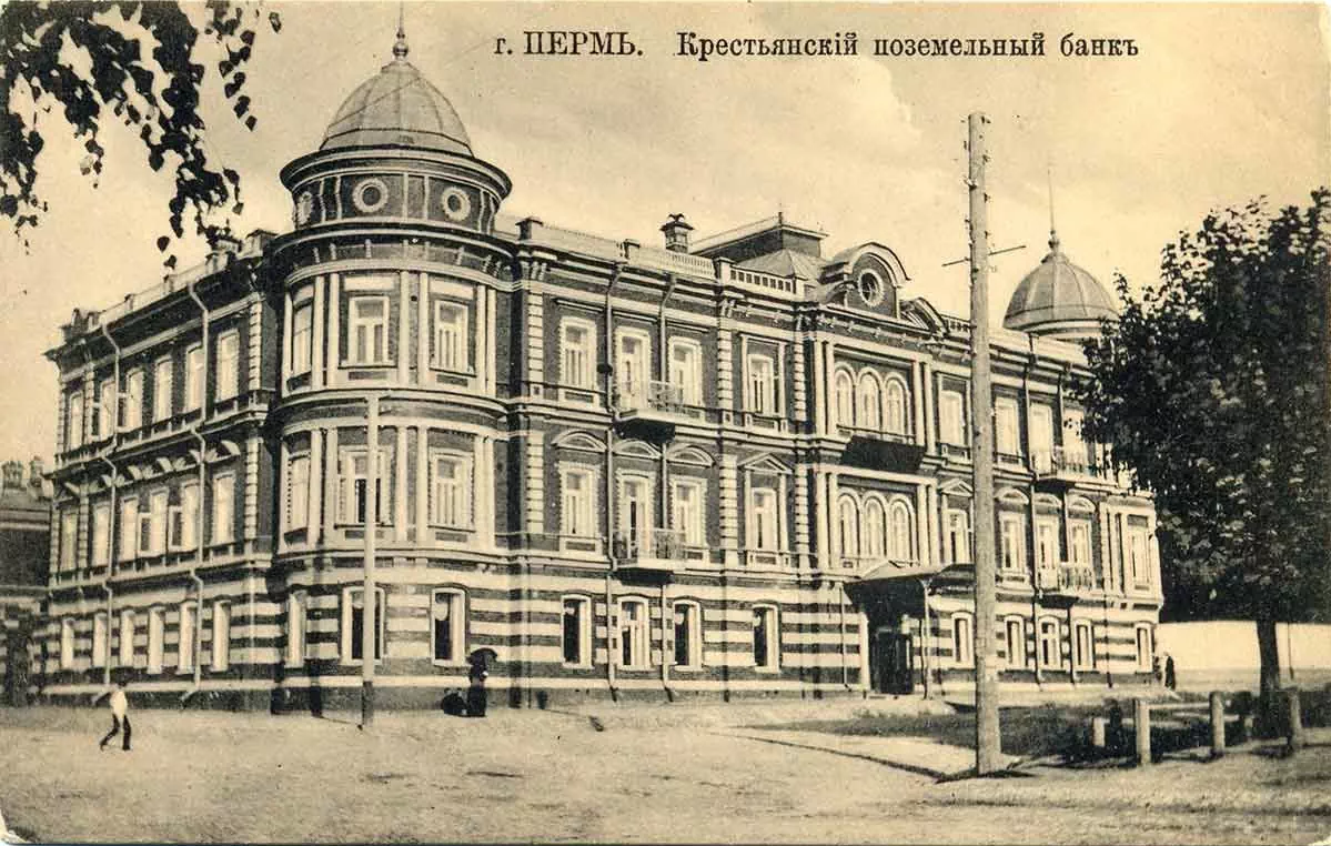 Здание с куполообразными башенками, в которое банк переехал в 1912 году, построено в 1888 году по проекту архитектора А.Б.Турчевича. (Пересечение 25-ого Октября и улицы Петропавловская)