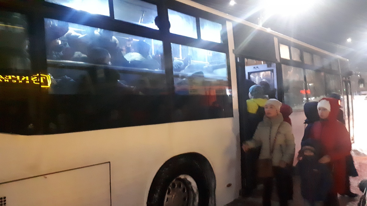 19:26. 17 маршрут, остановка Библиотека им. Пушкина