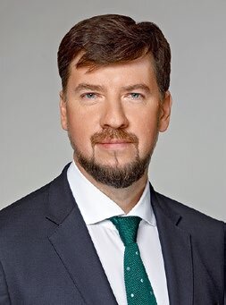 Вице-президент ПАО «Ростелеком», генеральный директор ООО «Солар Секьюрити» Игорь Ляпунов подчеркивает, что 187‑ФЗ предусматривает реальную ответственность, вплоть до уголовной, именно за инциденты, а не за несоответствие требованиям закона, и это дает компаниям стимул защищаться