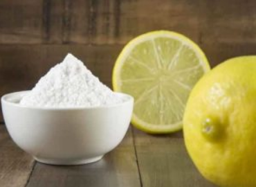 Сода с добавлением лимонного сока прекрасно очищает унитаз и наполняет комнату свежим запахом лимона.