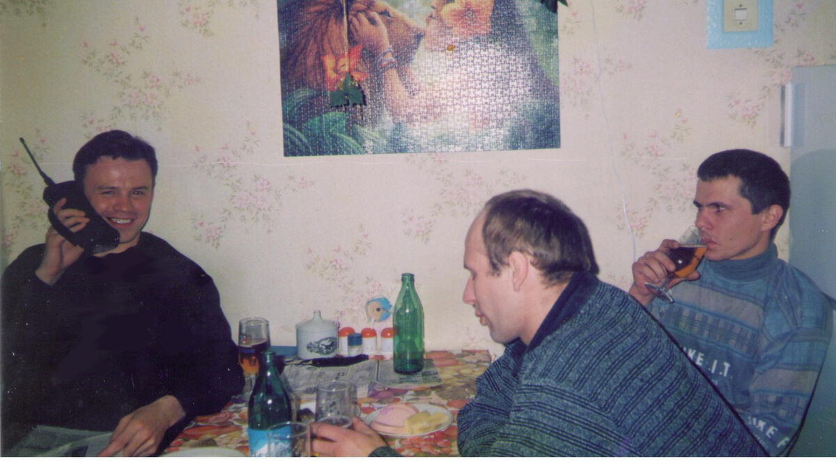 Парень похожий на Гошу с друзьями. Листайте галерею...