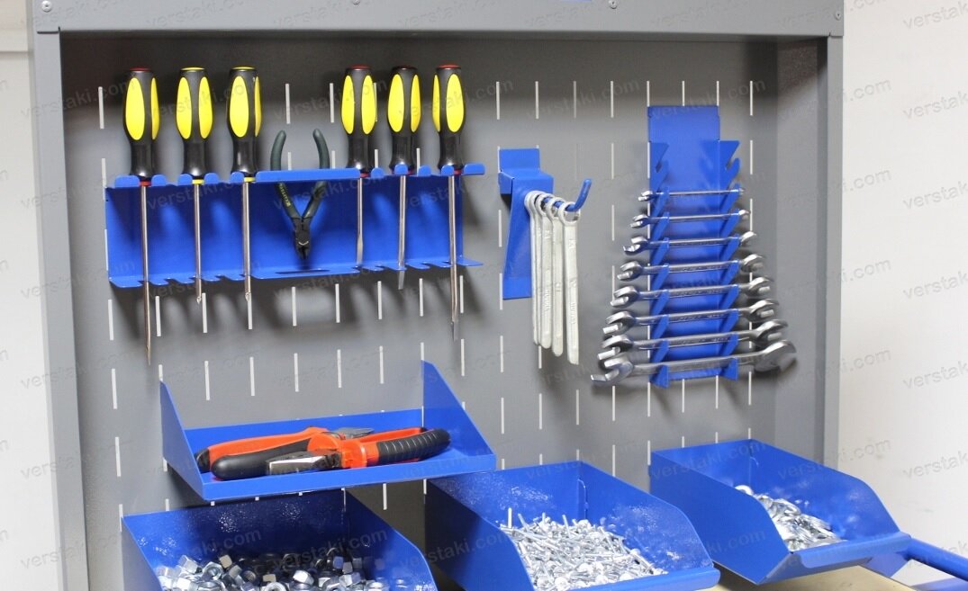 Перфорированный экран, устанавливаемый на инструментальную тележку