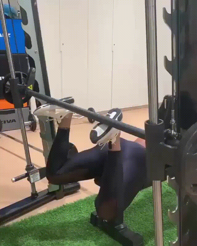 Обратный жим ногами в Смитте.