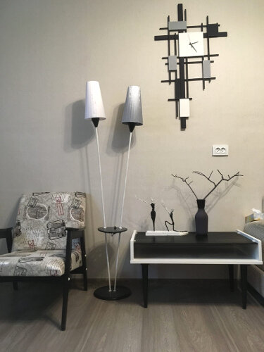 Эта часть комнаты полностью обставлена переделанной советской мебелью