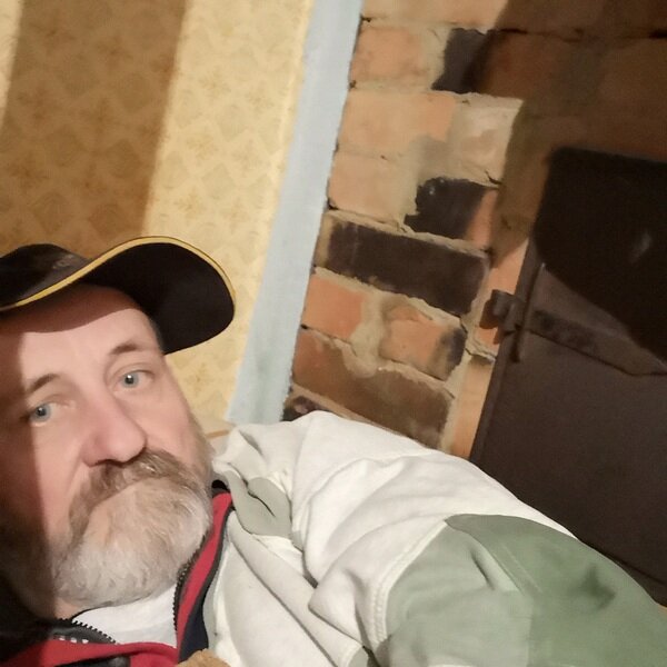 Греюсь у печи вечером дня приезда.