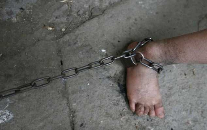 Моих подруг держали на цепи