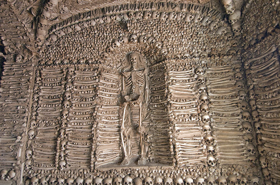  Часовня получила своё название потому, что её внутренние стены покрыты и украшены человеческими черепами и костями.