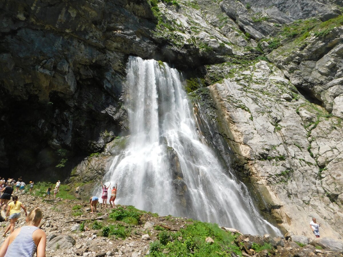Водопад по другому. Гегский водопад Абхазия. Гекский водопад в Абхазии. Экскурсия на Гегский водопад в Абхазии.