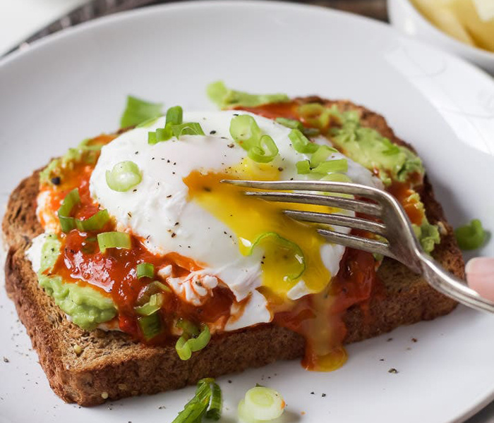 тост с авокадо и яйцом 