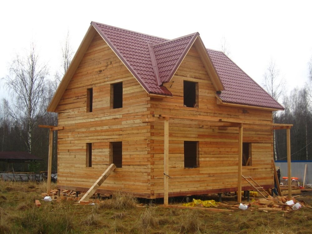 Брусовой дом из прямоугольного бруса толщиной 200 мм. Фото строительной компании «Артель» 