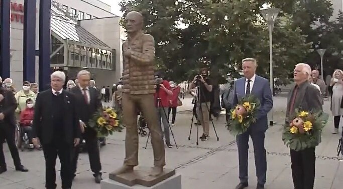 Памятник горбачеву в германии фото