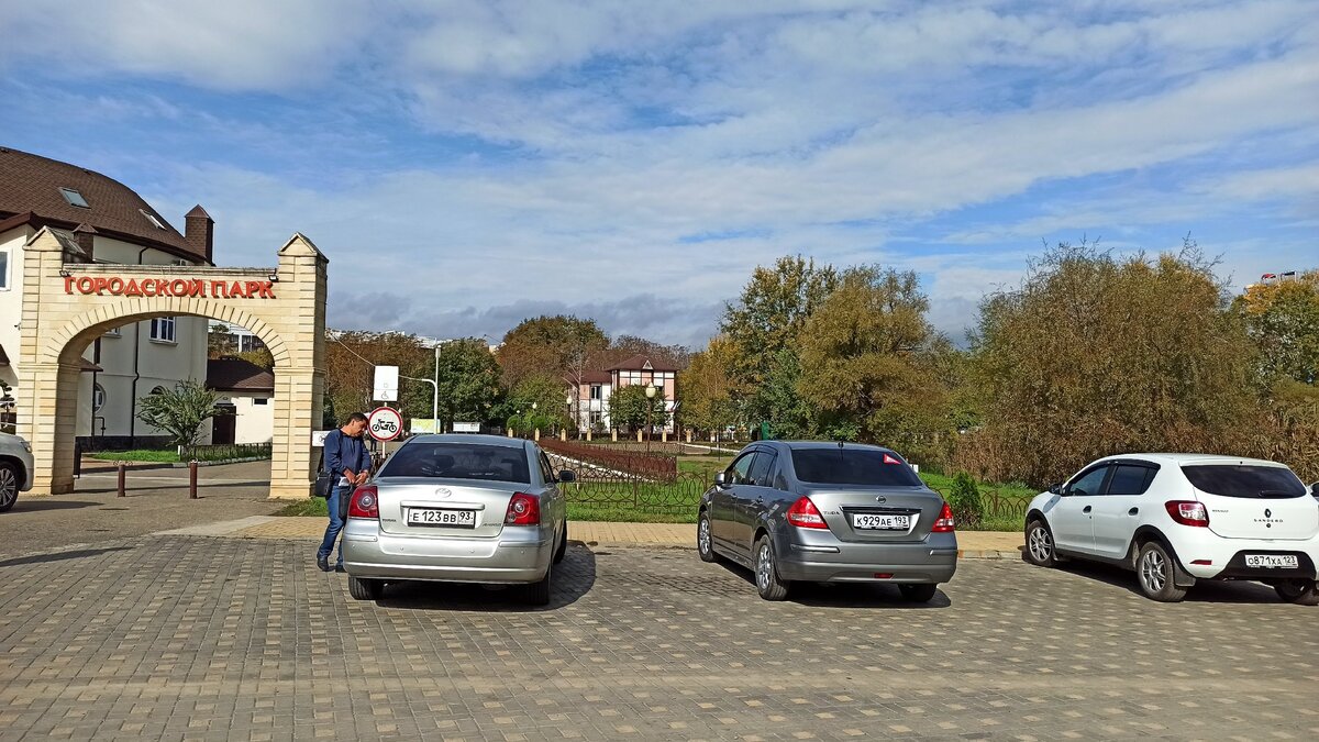 Приехали на разведку в Горячий Ключ. Лебеди в парке меж двух озёр, орда  уток и советские аттракционы | Счастливая Семейка | Дзен