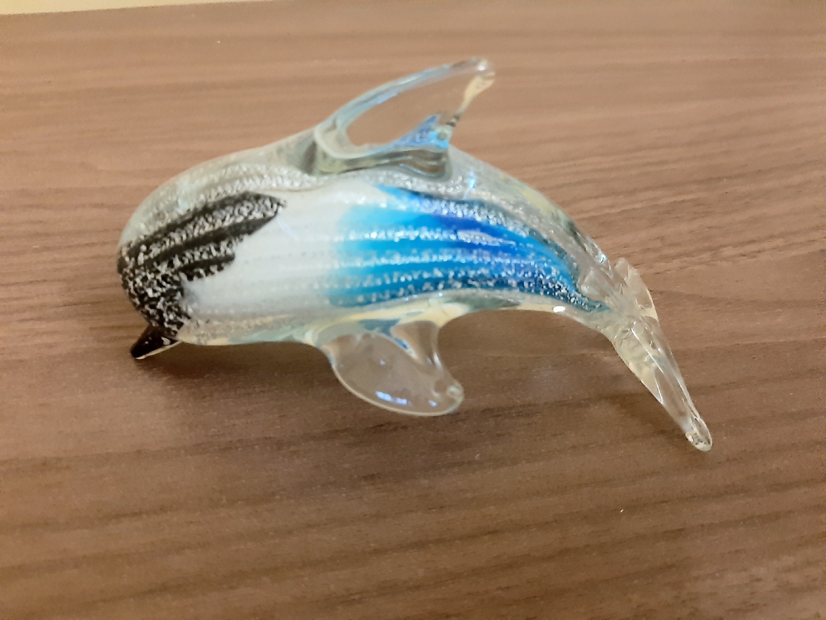 А дельфин совсем не веселый...