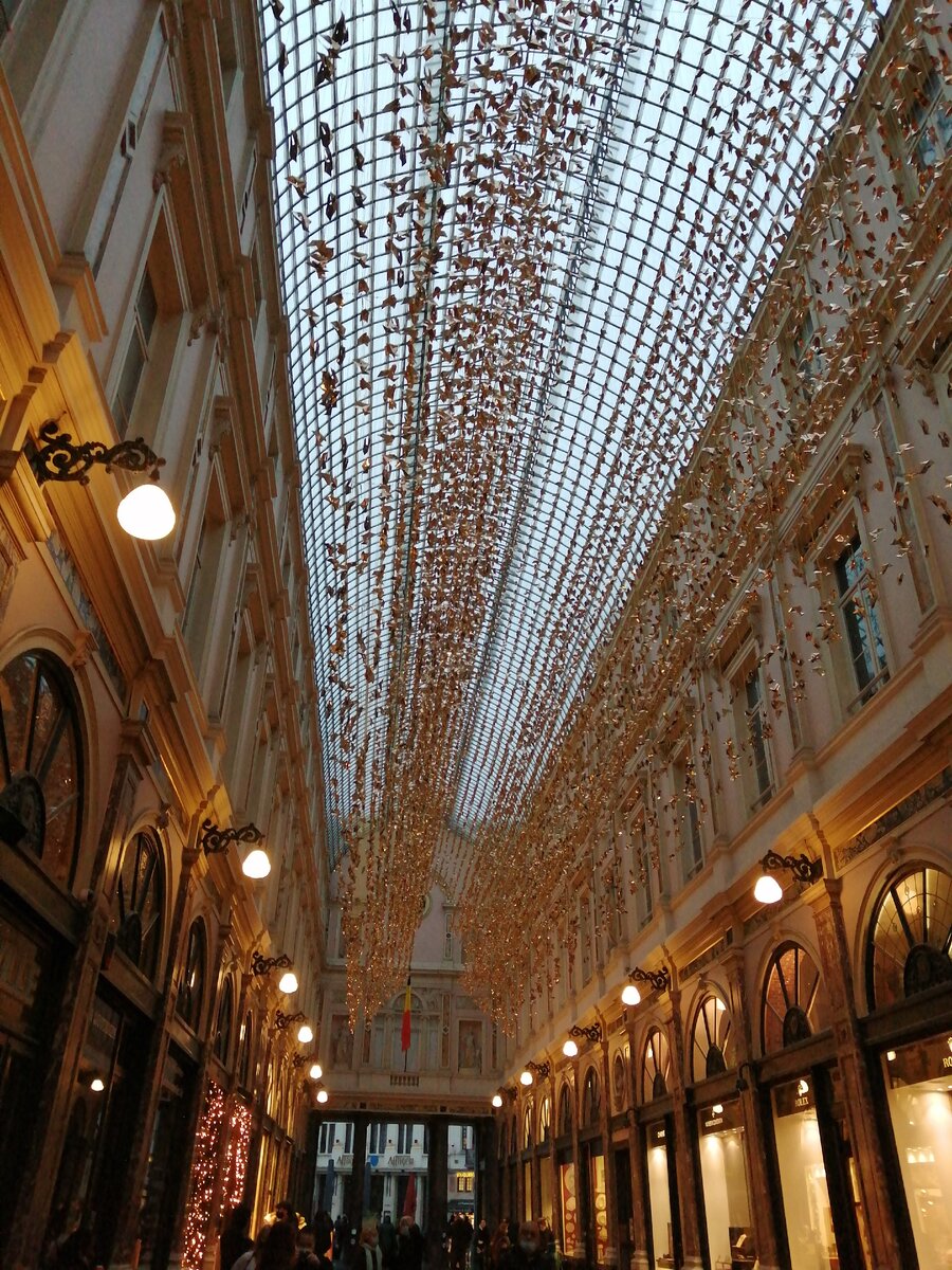 Из золотой бумаги создали тысячи оригами и... вот вам золотой дождь для поднятия настроения!