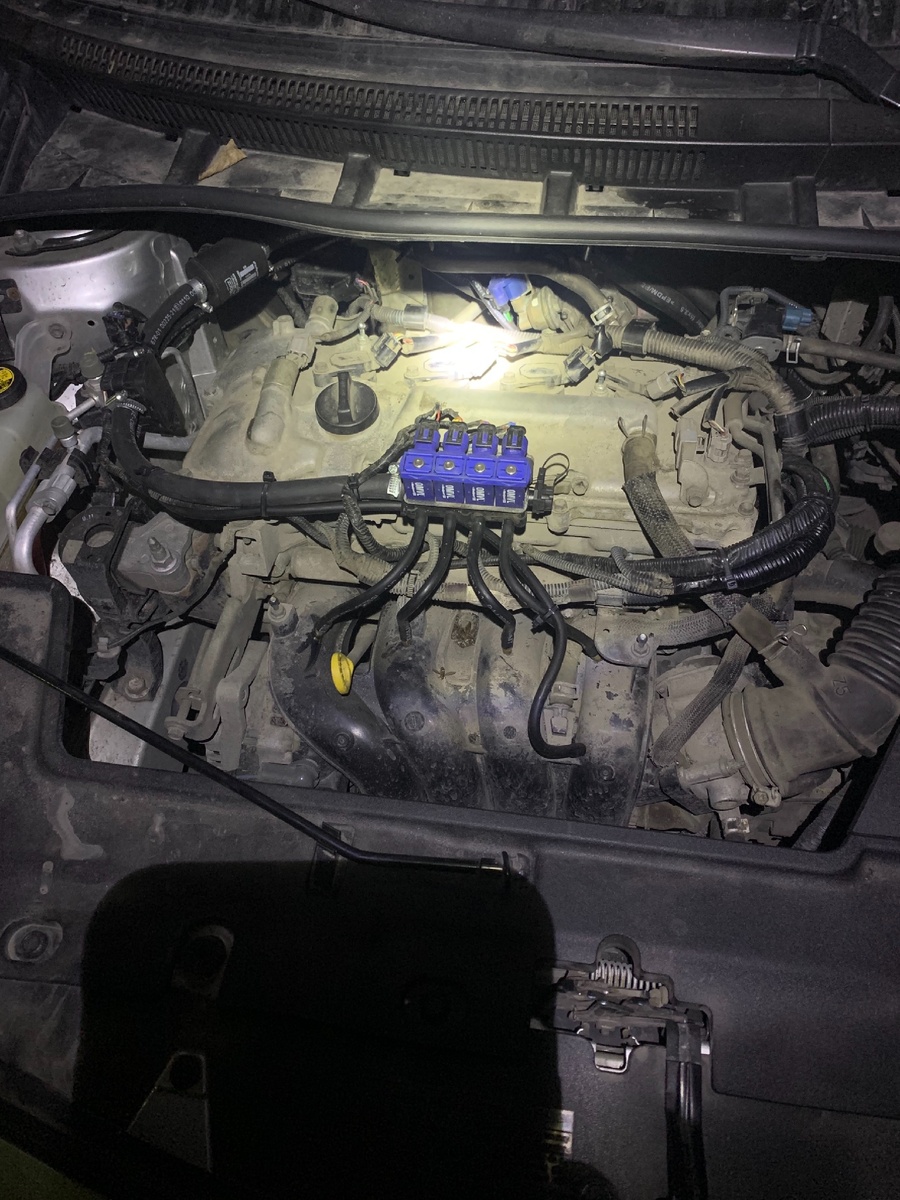 Так выглядит все это дело под капотом. Синие квадраты это газовые форсунки. Редуктор газовый почти не видно, он находится за двигателем .