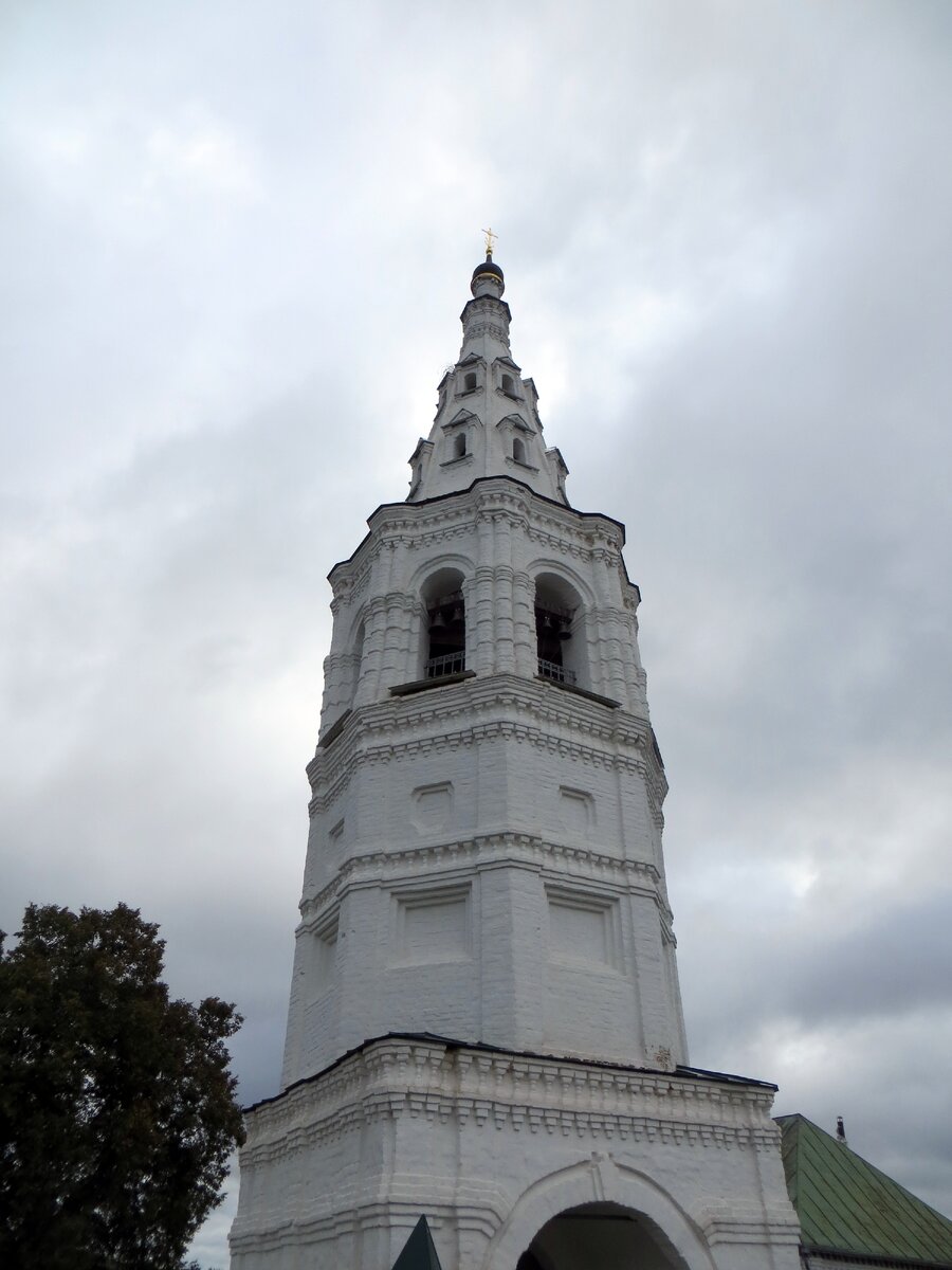 До начала XX века на звонницкой площадке висел древний колокол, по преданию  отлитый в 1552 году и   подаренный Кидекше царём Иваном Грозным в честь взятия Казани.