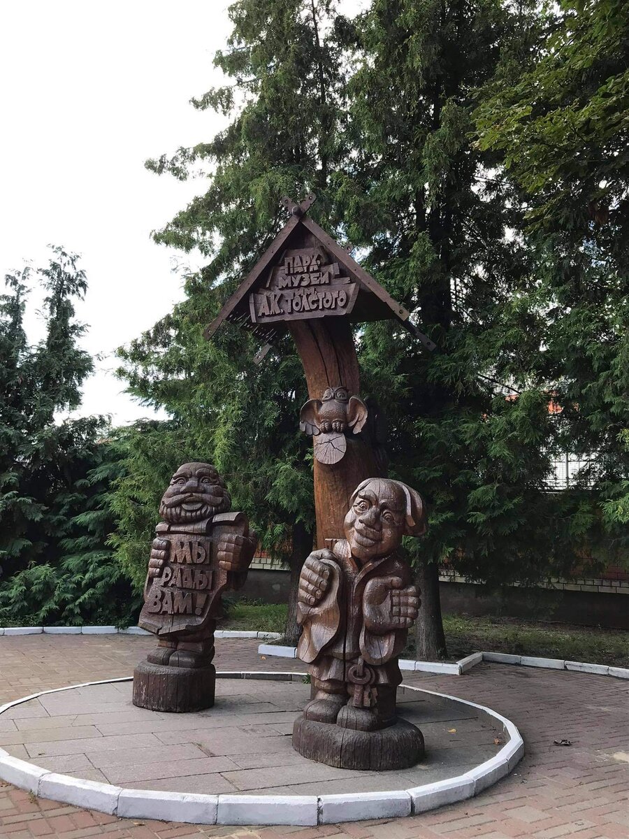 Первые скульптуры, встречающие у входа