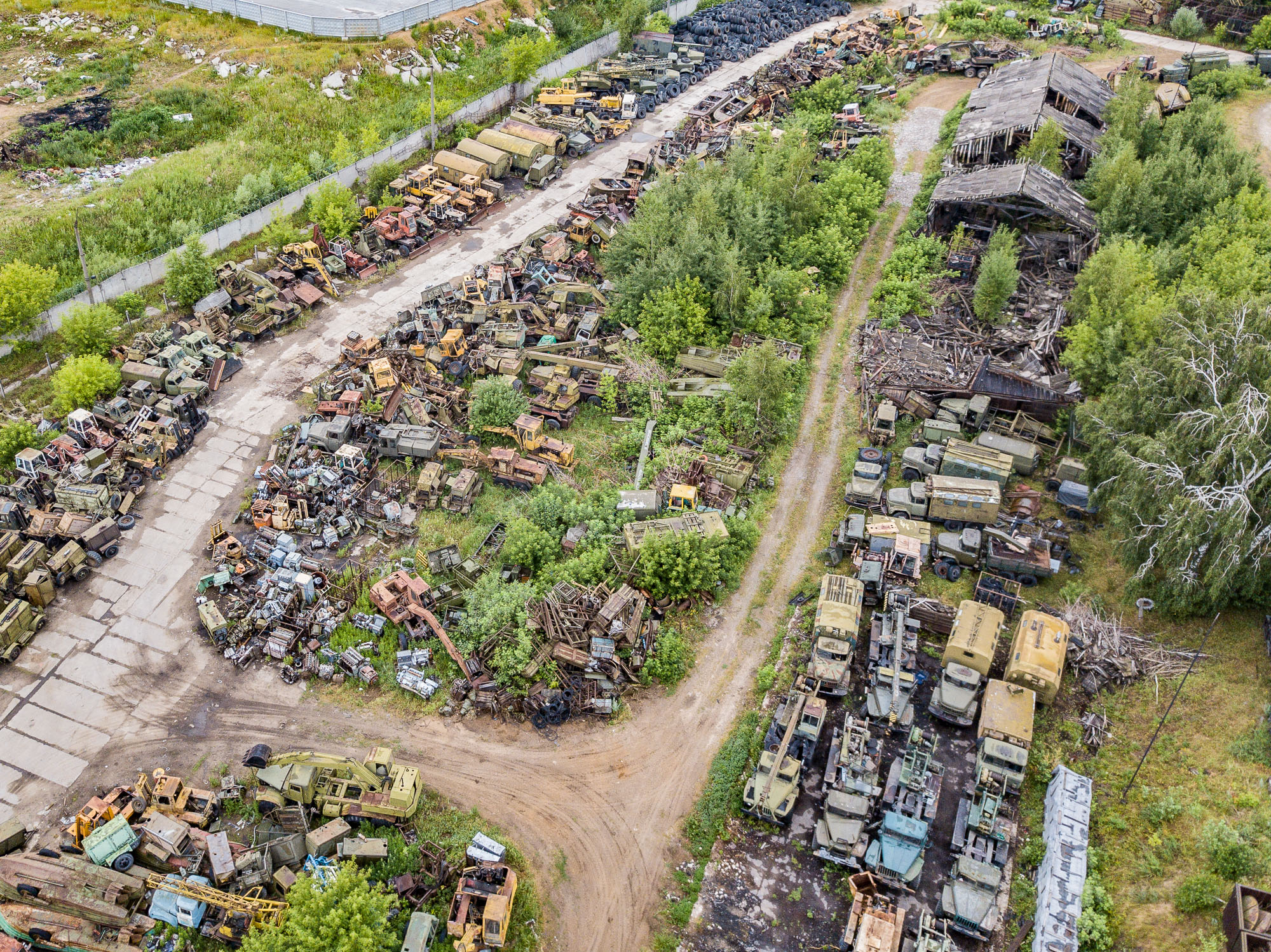Осталось от СССР. Огромная свалка с военной и строительной техникой рядом с дачей ???0